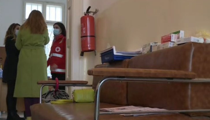 Помещенията са оборудвани с всичко необходимо , за да могат изпадналите в беда хора да получат храна и да пренощуват на топло Помещенията са оборудвани с всичко необходимо , за да могат изпадналите в беда хора да получат храна и да пренощуват на топло