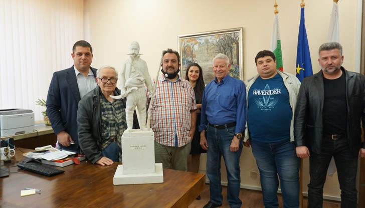 Скулпторът Георги Радулов е изработил уникален макет на паметника, който той дарява напълно безвъзмездно