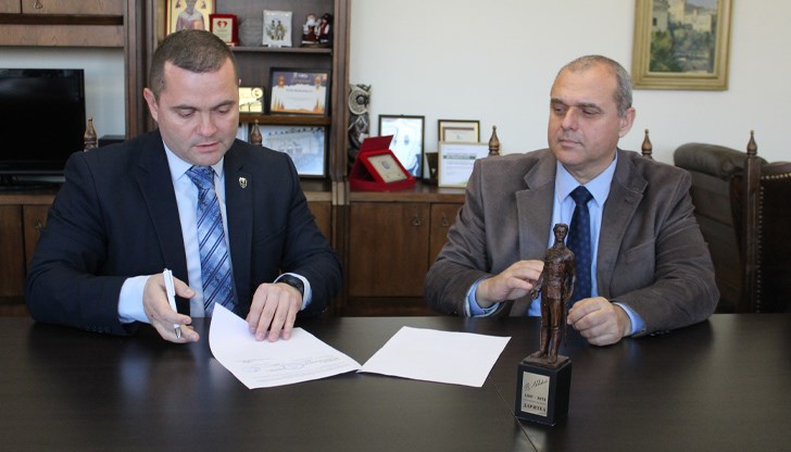 Кметът Пенчо Милков подписа договор за дарение с Инициативния комитет