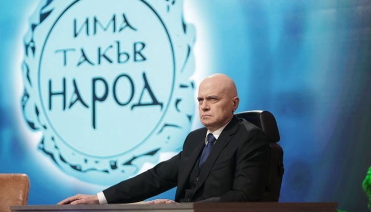 "Ако от ДБ и БСП не са в състояние да правят компромиси, няма да се получи коалиция", каза още Слави Трифонов