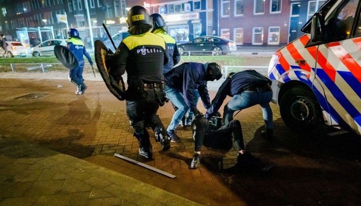 Най-малко петима протестиращи са задържани Най-малко петима протестиращи са задържани