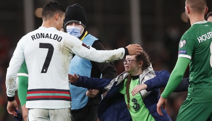 След нулевото равенство между Ирландия и Португалия нападателят на "Манчестър Юнайтед" трябваше да даде фланелката си на 19-годишния Гавин Базуну, но вместо това реши да зарадва дете, нахлуло на терена, за да се срещне с идола си