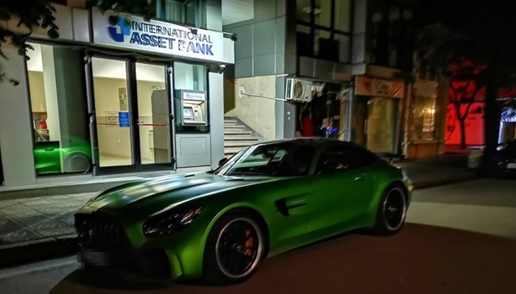 Мъжът е собственик на „Мерцедес" с необичаен цвят, който също по неофициална информация е бил иззет от органите на реда