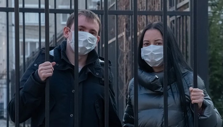 Неваксинираните ще могат да напускат къщата само за пазаруване или за работа