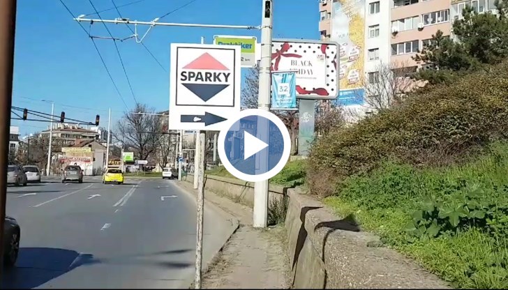 Няма пешеходни пътеки, високи бордюри, ниски табели и високи скорости са само част от изпитанията на хората, преминаващи бул. "Христо Ботев"