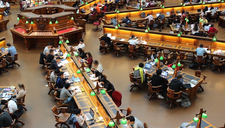 Един редовен студент, който живее на квартира, харчи средно по 819 евро месечно