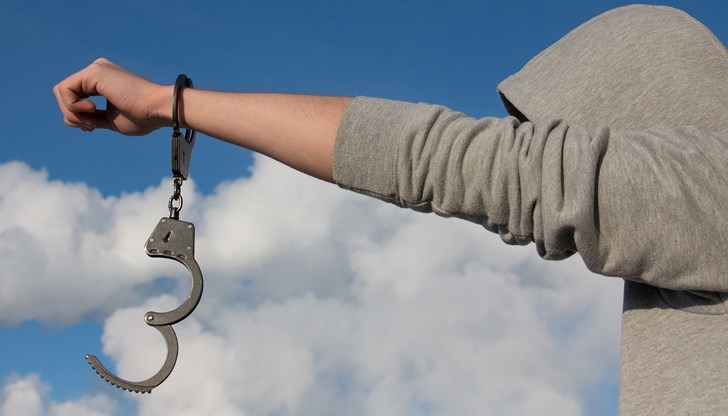 Двама младежи – 19-годишен жител на селото, заедно с непълнолетен 14-годишен от с. Бръшлен са заловени от полицията Двама младежи – 19-годишен жител на селото, заедно с непълнолетен 14-годишен от с. Бръшлен са заловени от полицията