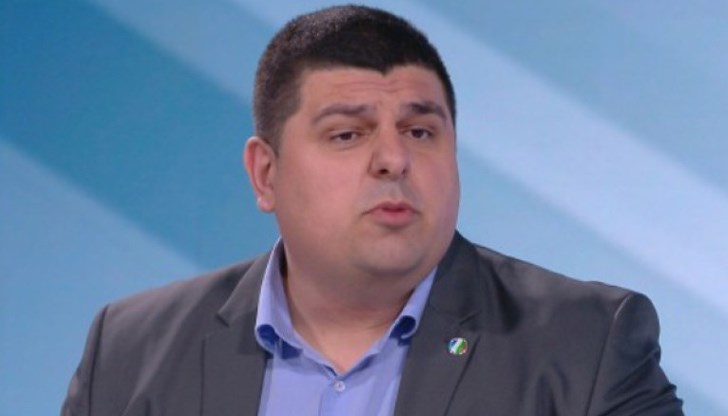 Той отново отрече обвиненията на Борисов, че четирима души от “Да! България” контролират машинния вот.