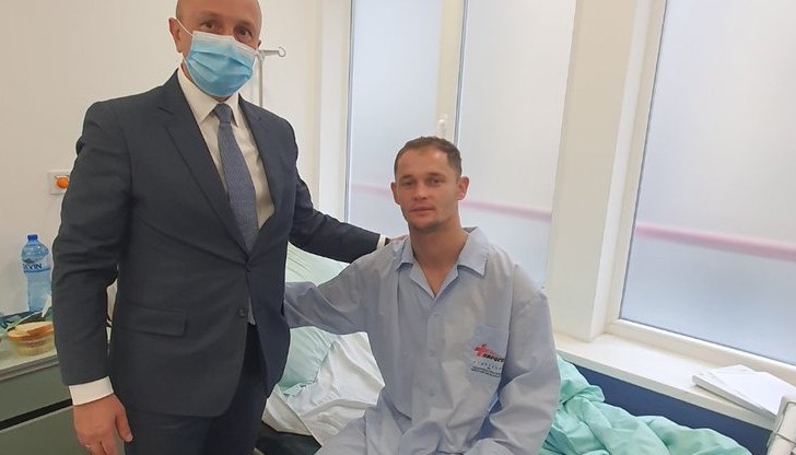 26-годишният Лулзим намерил чук и успял да счупи едно от стъклата на горящия автобус, за да извади пострадалите