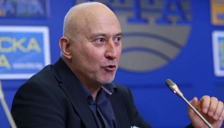 Според Огнян Кунчев, ако „Омикрон“ навлезе у нас с пътуващите от Западна Европа, ще усетим ефекта на варианта в повишаването на случаите около Коледа