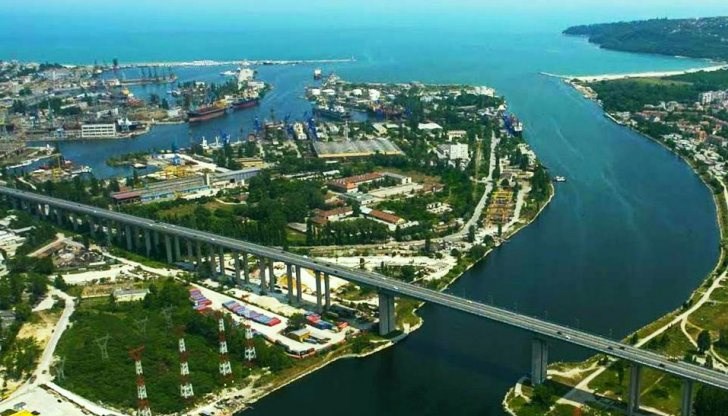 Младата жена е скочила не във водата, а на сушата