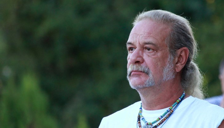 Не говори за чували с трупове и не заплашва, а все го отнася от всички страни