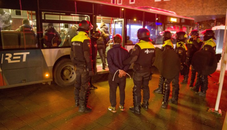 Протестиращите хвърляли камъни по полицаите в Ротердам и стреляли с фойерверки по тях, крещейки "Свобода!"
