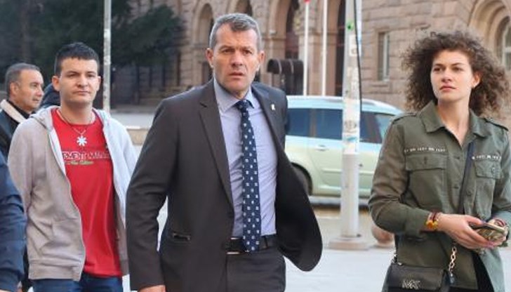 Долу демокрацията, каза той на влизане в съдебната зала