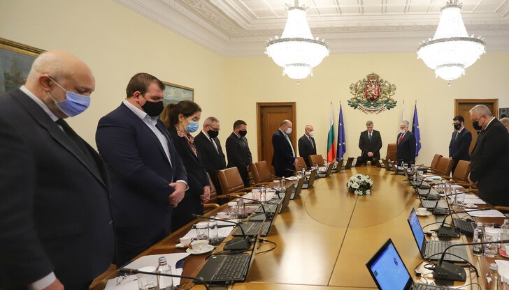 "В тежки мигове на страдание нека да изкажем нашата съпричастност към членовете на семействата и близките на загиналите", каза премиерът Стефан Янев "В тежки мигове на страдание нека да изкажем нашата съпричастност към членовете на семействата и близките на загиналите", каза премиерът Стефан Янев