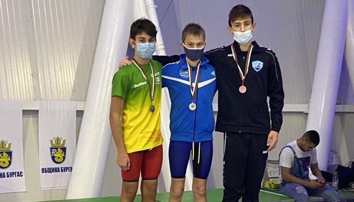 Участниците от двете възрасти бяха 642 души от 57 клуба на Българска федерация по плувни спортове