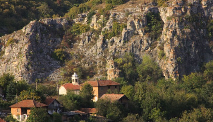 В най-малкото село в Русенско няма магазин, няма аптека, няма кръчма, няма читалище, няма библиотека, а от около четири години няма и избирателна секция В най-малкото село в Русенско няма магазин, няма аптека, няма кръчма, няма читалище, няма библиотека, а от около четири години няма и избирателна секция