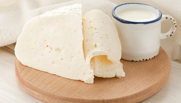Как се приготвя най-простото, евтино и лесно домашно сирене