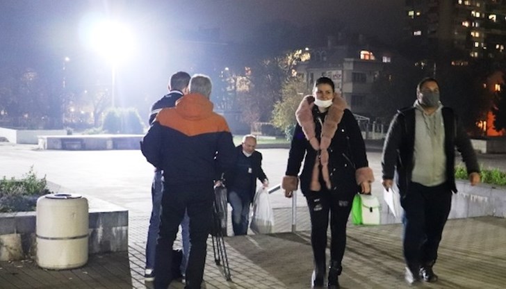 Първите секционни избирателни комисии в Русенско започнаха да пристигат в зала „ОЗК Арена” преди броени минути