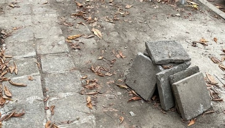 На доста места в Русе се копае по тротоарите и масово се съсипват, сигнализира русенец На доста места в Русе се копае по тротоарите и масово се съсипват, сигнализира русенец