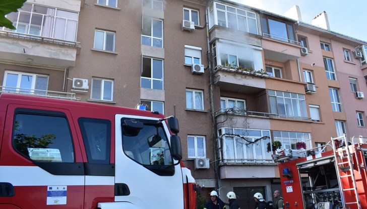 Огънят е загасен от собственичката на жилището и съседи от входа