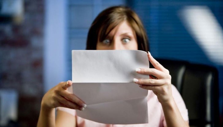 Тя обитава къща с две стаи