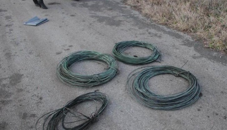 Входната врата на помещението, в което се съхранявали кабелите, е била срязана и изкъртена от пантите