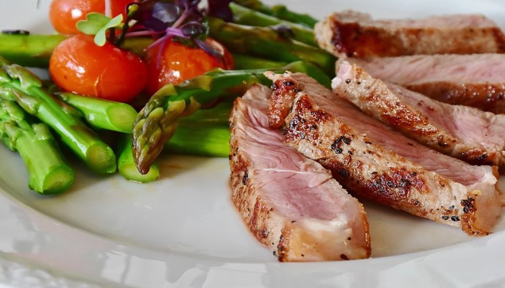 Купуват  се повече месо, картофи, яйца, мляко и плодове, а разходите за за хляб и тестени изделия намаляват