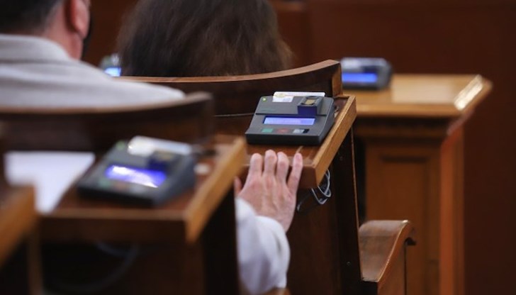 Основната депутатска заплата през следващите 3 месеца ще е почти 5000 лева, което не включва допълнителни проценти за участия в комисии