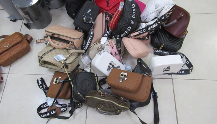 При извършена проверка в голям търговски обект, намиращ се в централната част на град Русе, са установени предлагани за продажба множество стоки – чанти, портмонета и дрехи, носещи името и белезите на известни търговски марки