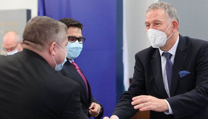 Назидаване, страх и комуникационно пресищане са част от причините за ниското ниво на ваксинация срещу COVID-19 според специалисти