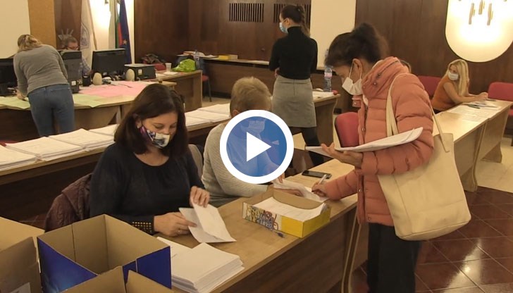 Раздаването на изборните материали на секционните комисии върви по график