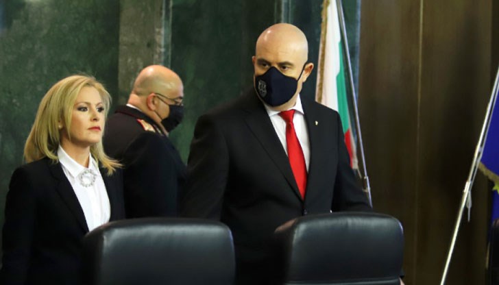 Говорителката на Гешев е "опасна" дама - неуморно докладва на всеослушание кой на кого звъни, пише, говори, планира. Скоро като нищо и мислите ще ни "чете" в ефир Говорителката на Гешев е "опасна" дама - неуморно докладва на всеослушание кой на кого звъни, пише, говори, планира. Скоро като нищо и мислите ще ни "чете" в ефир