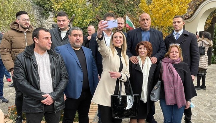 Мафията разполага с некадърни, но верни камикадзета навсякъде – като се започне от общини, кметства, през държавни агенции, министерски служби, до разследващи и обвинителни органи, съдебни структури Мафията разполага с некадърни, но верни камикадзета навсякъде – като се започне от общини, кметства, през държавни агенции, министерски служби, до разследващи и обвинителни органи, съдебни структури