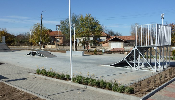 Чести посетители на новата площадка са скейтъри, пристигнали с автомобили от Русе и Велико Търново
