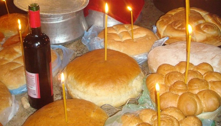 Първата хапка се дава за „Бог да прости” Първата хапка се дава за „Бог да прости”