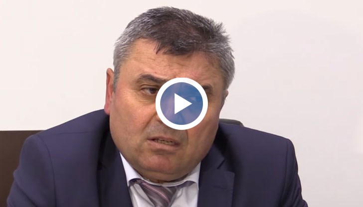 Нападателят ѝ се опитва да отсече всички пръсти на лявата ѝ ръка, след което я запалва