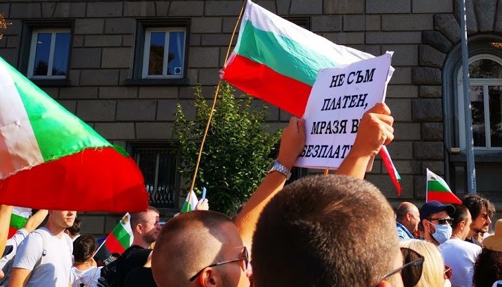 ОПРОСТАЧВАНЕТО на обществените отношения, свеждането им до модела "ти на мен - аз на теб", овъртолването в кал на абсолютно всичко, до което се докосват мароканските скакалци от герб е най-големият проблем на България