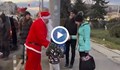 Мъже в костюми на Дядо Коледа раздават подаръци по улиците на София