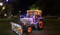 Коледен трактор се превърна в атракция в село Сандрово