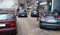 Безобразно паркиране пред страничния вход на Община Русе