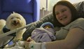 Британка взе кучето си, за да е до нея по време на раждане