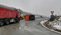 Камион се обърна на магистрала "Струма"