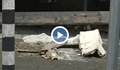 Опасни отломки падат на оживен площад в София
