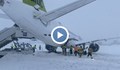 Самолет излезе от пътеката за рулиране заради обилен снеговалеж в Рига