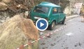 Скала се срути върху кола в Смолян