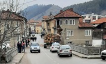 Камион събори част от къща в Белица