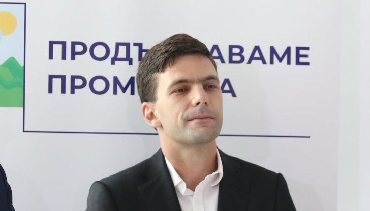 Манчев е корпоративен адвокат, член на ПП