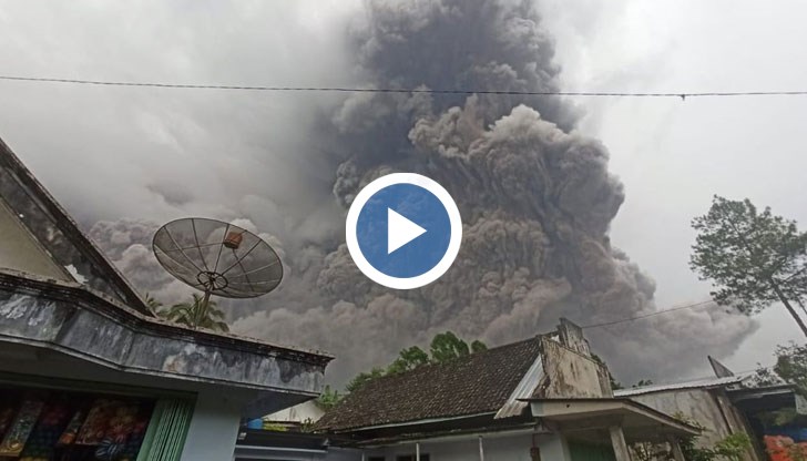 Видеокадри показаха как местни жители бягат след изригването на Семеру