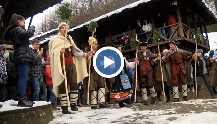 Ученици пресъздават обичая Коледуване